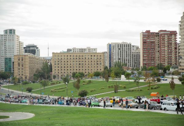 Exhibition of classic cars held in front of Heydar Aliyev Center (PHOTO)