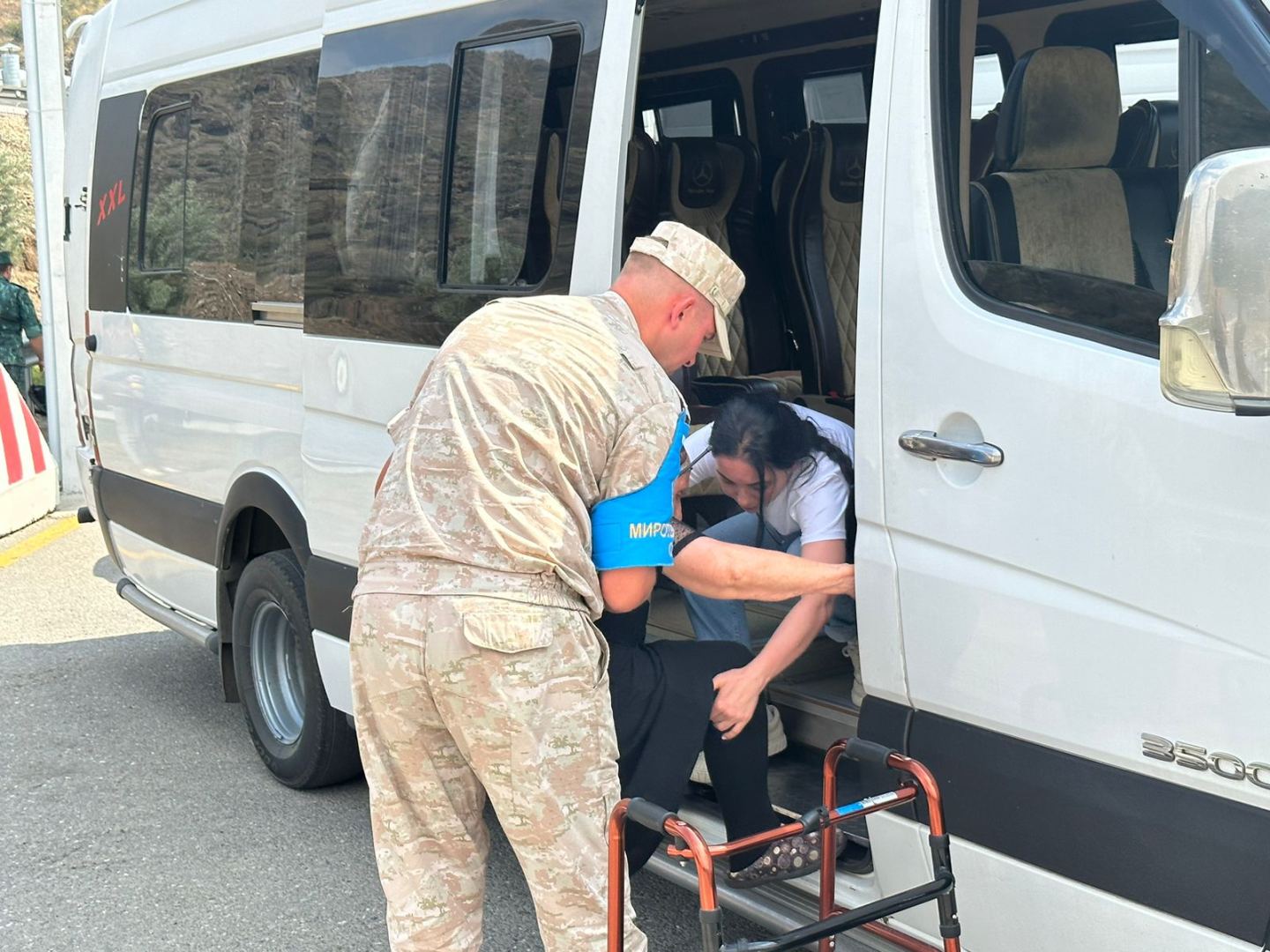 100-year-old Armenian resident of Azerbaijan's Karabakh freely crosses Lachin border checkpoint
