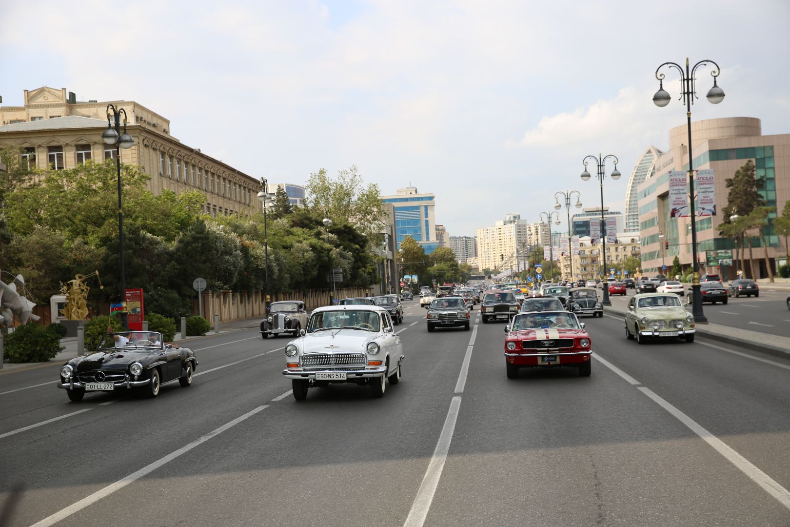 Восторг и восхищение! В Баку прошло грандиозное шествие ретро-автомобилей (ФОТО/ВИДЕО)