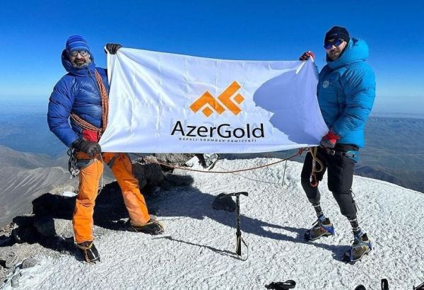 “AzerGold” QSC-nin dəstəyi ilə alpinist İsrafil Aşurlı və qazi Polad Rzayev Elbrus zirvəsini fəth ediblər