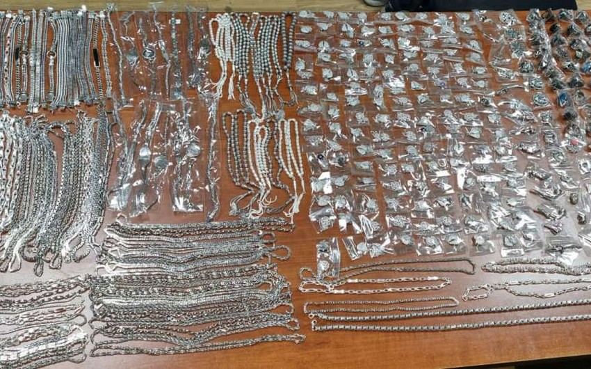 Gömrükdə 5 kiloqramdan çox gümüş zinət əşyaları aşkar edildi