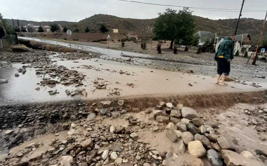 Sel suları Şəkidə yol infrastrukturuna və qurğularına ziyan vurdu (VİDEO)