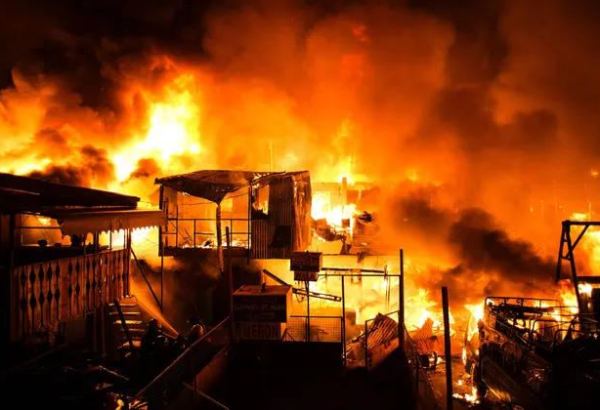 Manilada yaşayış evi yanıb, 15 nəfər ölüb