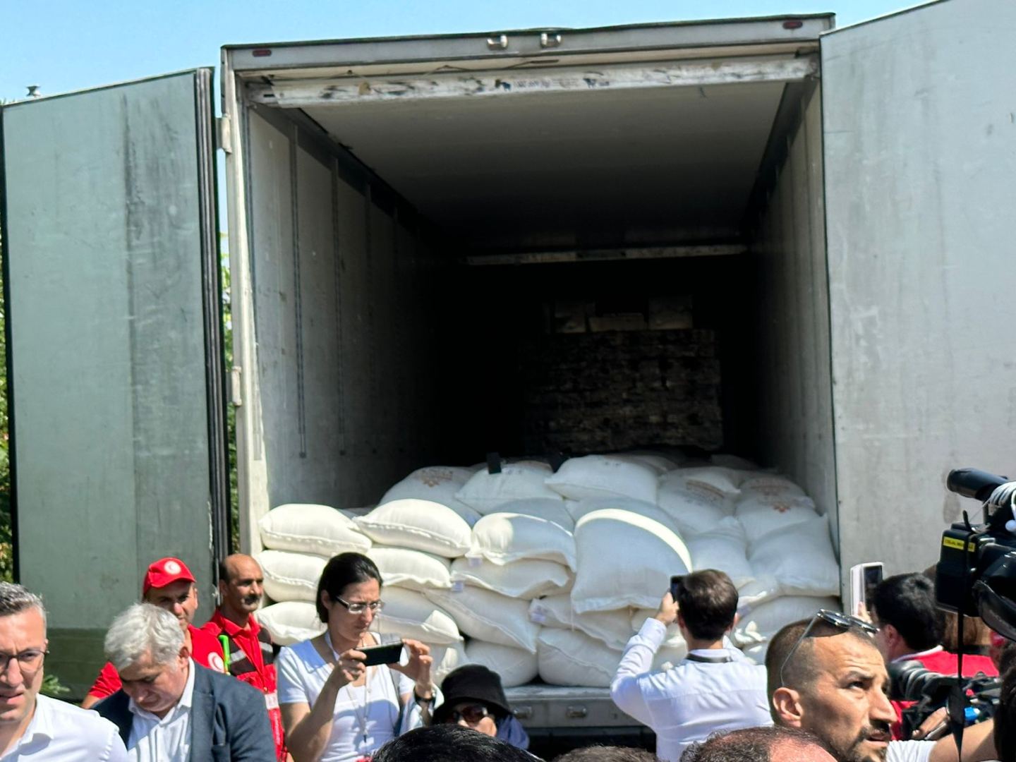 Foreign diplomats get acquainted with food cargo storage point of Azerbaijan Red Crescent Society on Aghdam-Khankendi road (PHOTO)