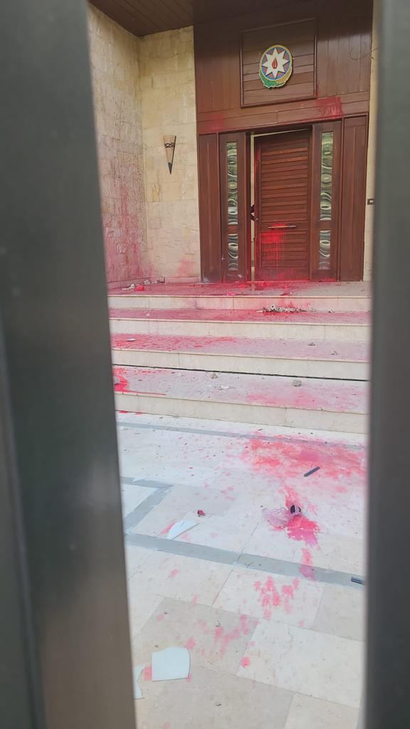 Armenians attack Azerbaijani Embassy building in Lebanon (PHOTO)