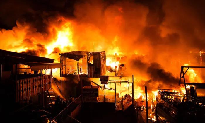 Manilada yaşayış evi yanıb, 15 nəfər ölüb