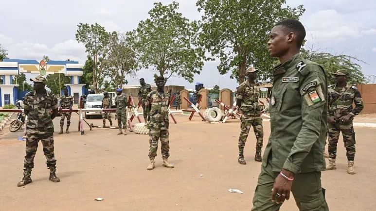 Франция теряет влияние в Африке: Алжир предложил решение политического кризиса в Нигере