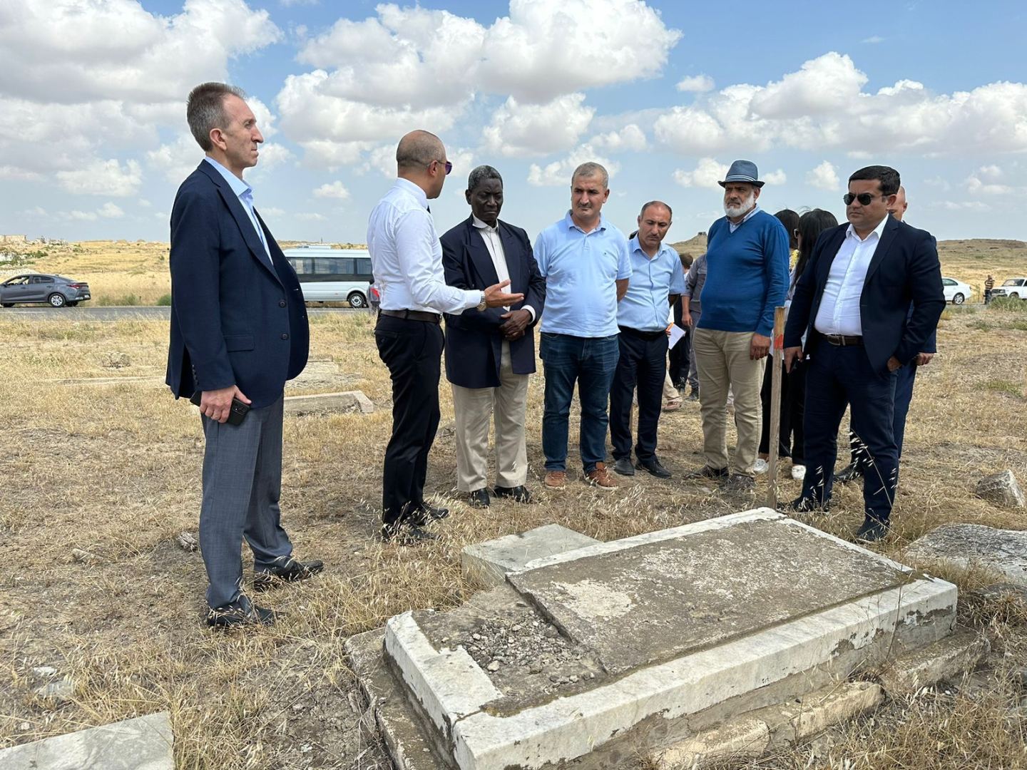 Делегация ОИС посетила разрушенное кладбище в Физули (ФОТО)
