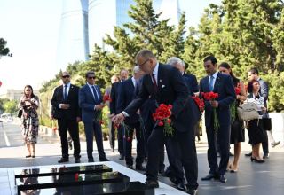 Председатель Национального совета Словакии посетил Аллею шехидов в Баку (ФОТО)