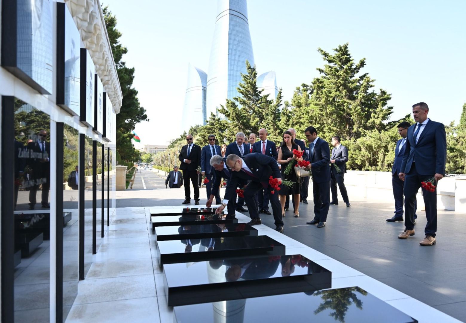 Председатель Национального совета Словакии посетил Аллею шехидов в Баку (ФОТО)