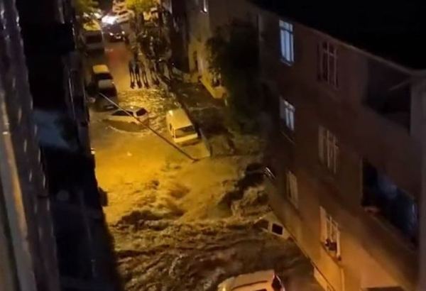 В Стамбуле из-за ливня погибли два человека (ВИДЕО) (Обновлено)