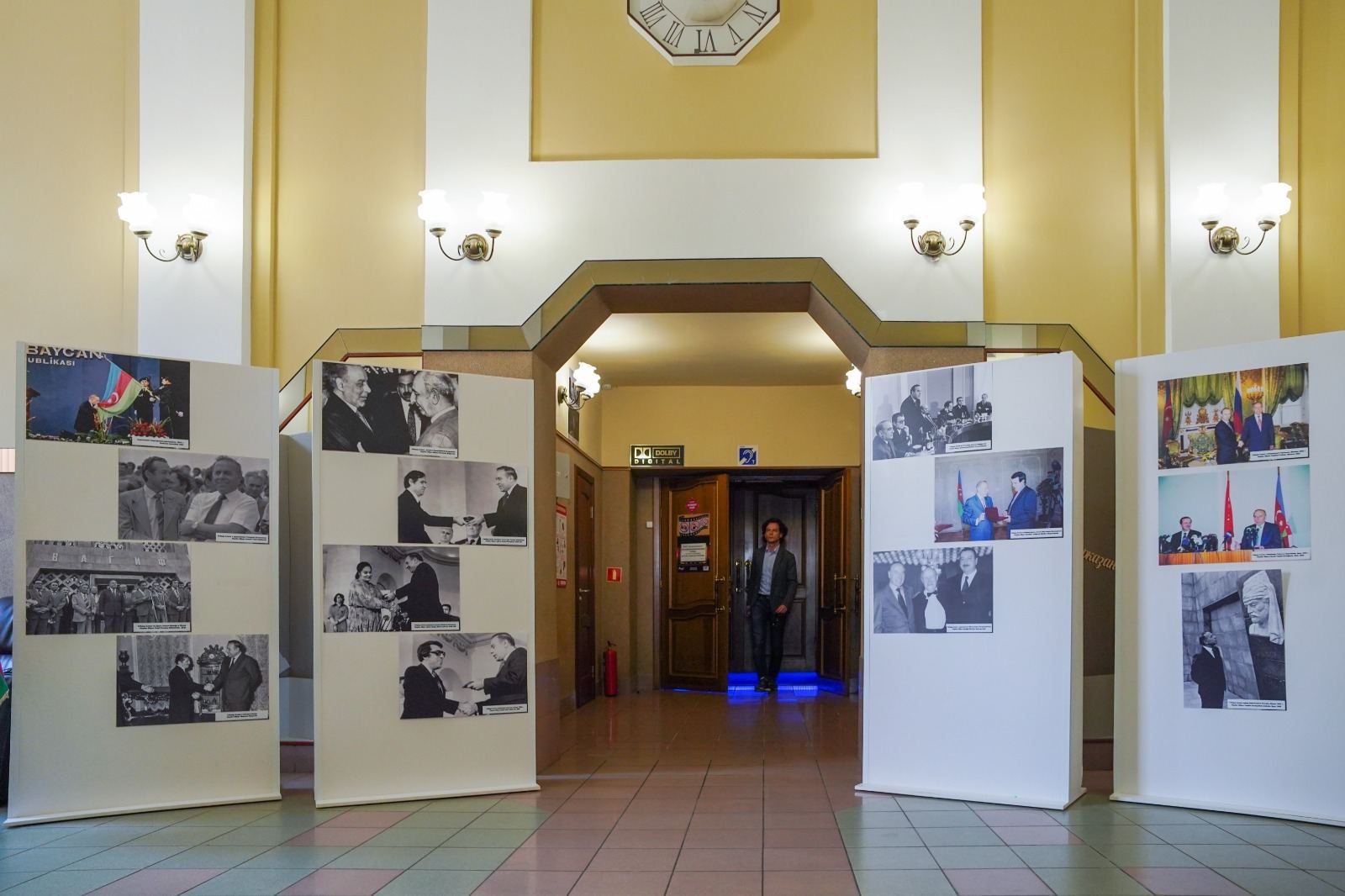 В Казани открылась фотовыставка, посвященная 100-летию со дня рождения Гейдара Алиева (ФОТО)