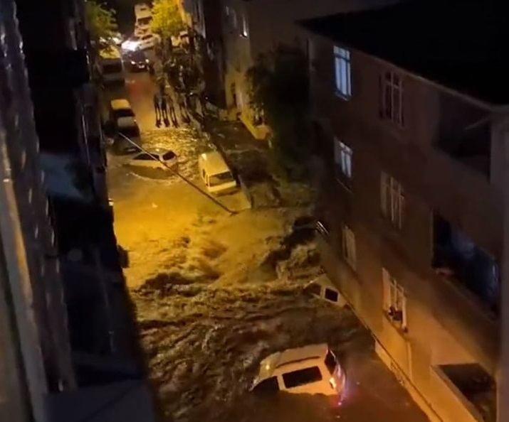 В Стамбуле из-за ливня затоплены несколько улиц (ВИДЕО)