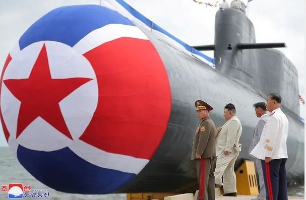 Şimali Koreya taktiki nüvə silahı olan sualtı qayığı suya buraxıb