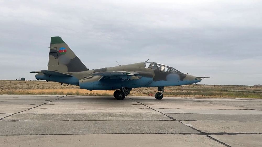 Пилоты ВВС Азербайджана провели учебно-тренировочные полеты (ВИДЕО)