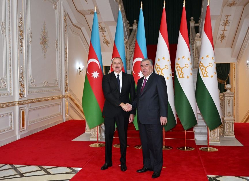 Президент Ильхам Алиев пригласил Эмомали Рахмона совершить визит в Азербайджан