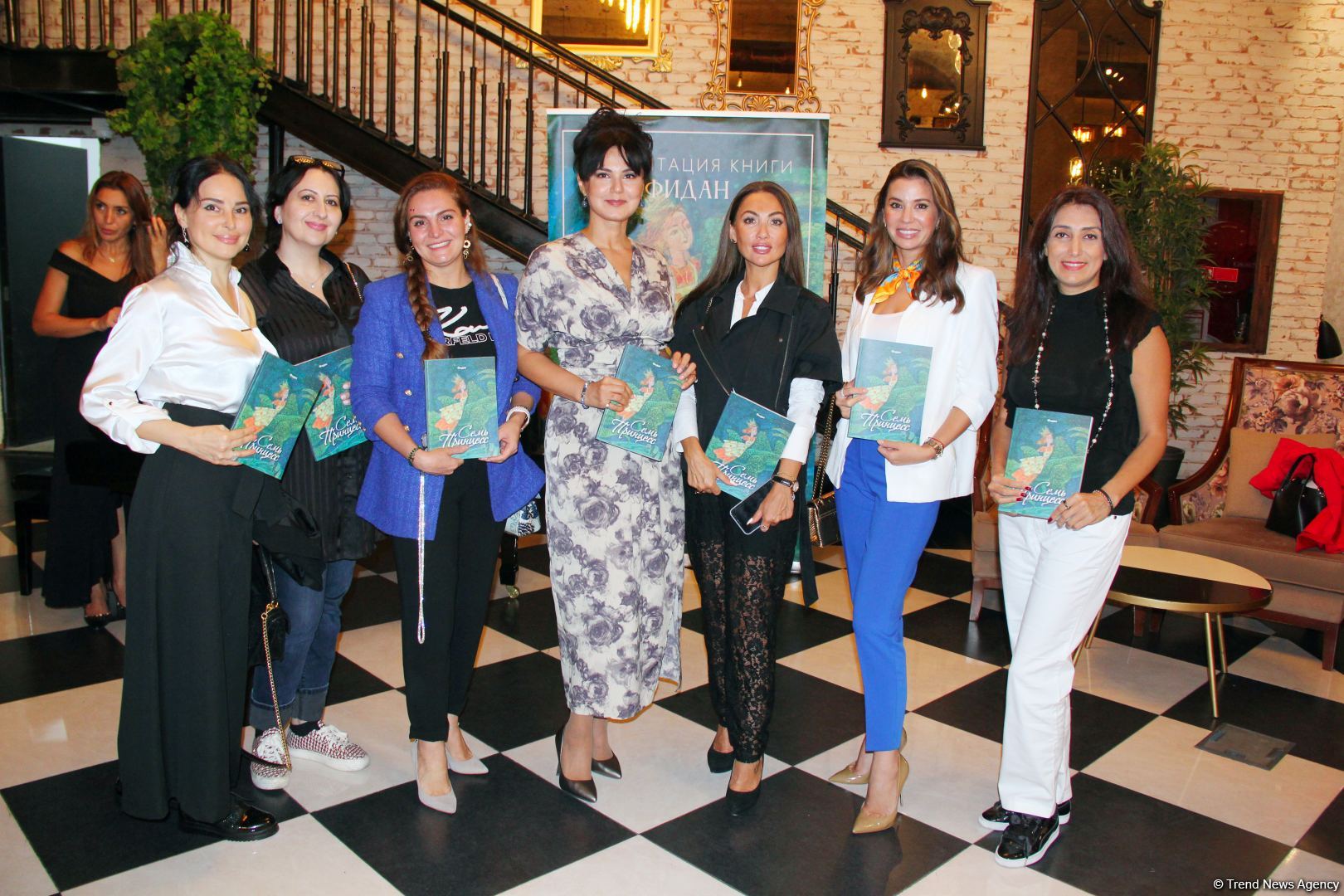 В Баку состоялась интересная презентация книги сказок Фидан Алакбарли "Семь принцесс" (ФОТО)