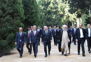 Генпрокуроры зарубежных стран посетили Аллею почетного захоронения и Аллею шехидов в Баку (ФОТО)