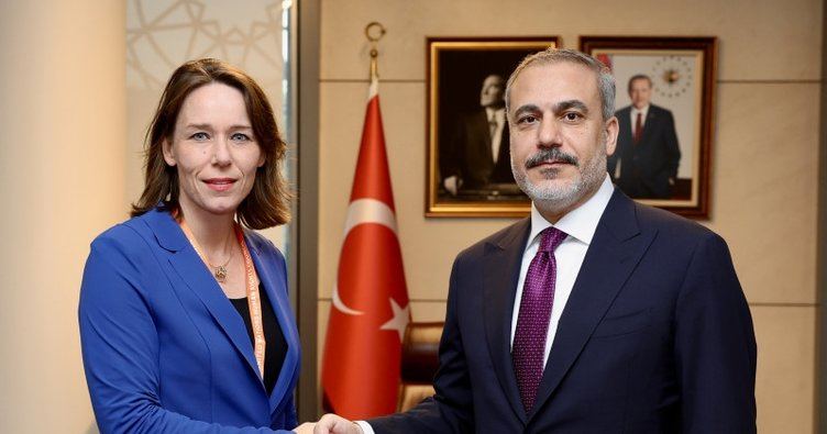 Глава МИД Турции обсудил с нидерландской коллегой двусторонние отношения