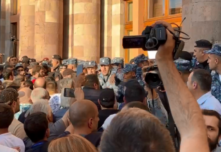 Protesters attempt to storm government building in Armenia's Yerevan