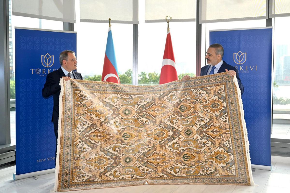 Джейхун Байрамов преподнес турецкому коллеге карабахский ковер