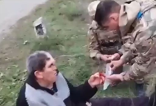 Азербайджанские военнослужащие оказали помощь раненому армянскому жителю Карабаха (ВИДЕО)