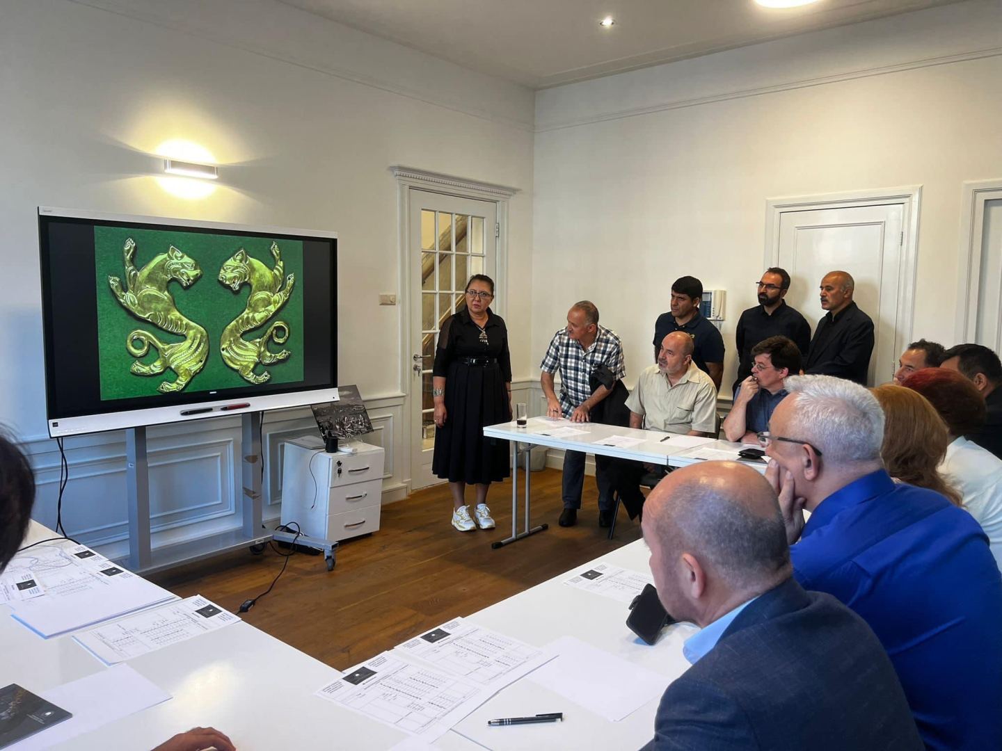Международный фонд тюркской культуры и наследия открыл в Амстердаме выставку древнетюркской письменности (ФОТО)