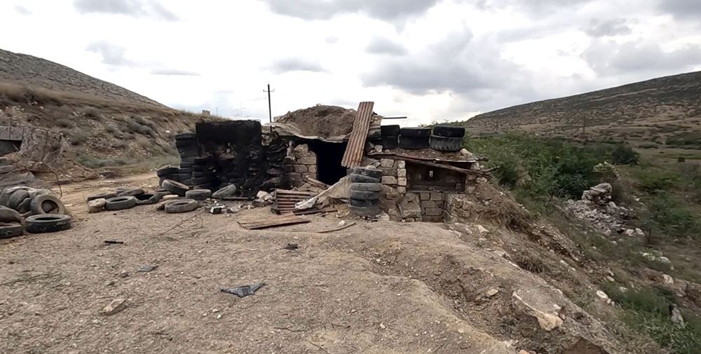 Кадры с оставленной сепаратистами боевой позиции близ населенного пункта Джанъятаг Тертерского района (ВИДЕО)