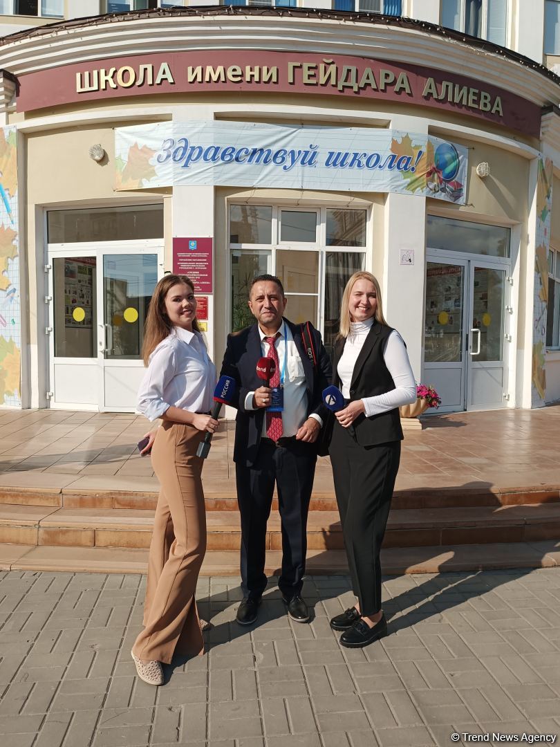 Азербайджанская делегация приняла участие в "Каспийском медиафоруме" и посетила школу имени Гейдара Алиева в Астрахани (ФОТО)