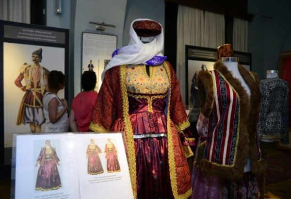 Азербайджанские национальные костюмы представлены в Вене (ФОТО)