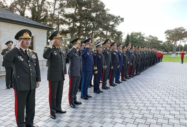 Azerbaijani MoD’s chiefs pay homage at martyrs' graves on occasion of Remembrance Day (PHOTO/VIDEO)