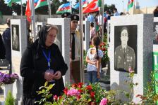 Azərbaycan xalqı qəhrəman şəhidlərini anır (FOTO)