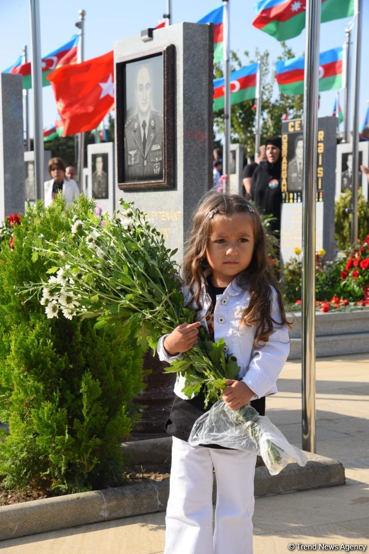 Азербайджанский народ чтит память шехидов Отечественной войны (ФОТО)