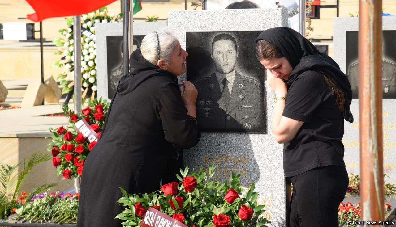 Азербайджанский народ чтит память шехидов Отечественной войны (ФОТО)