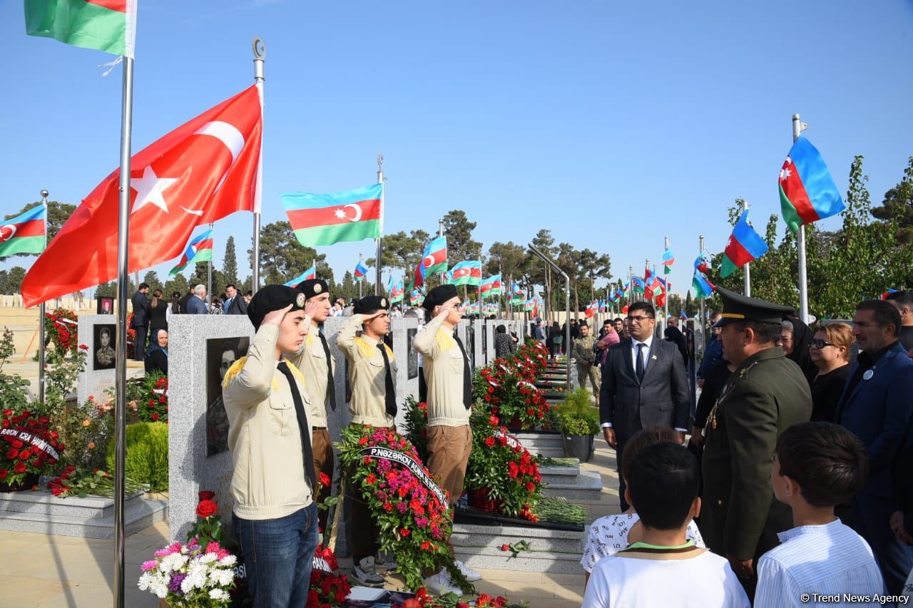 Azerbaijani people honor memory of second Karabakh war Martyrs (PHOTO)