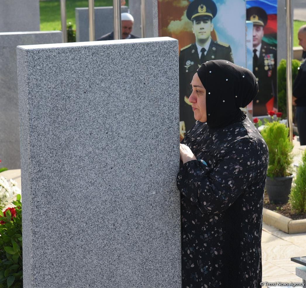 Азербайджанский народ чтит память шехидов Отечественной войны (ФОТО)