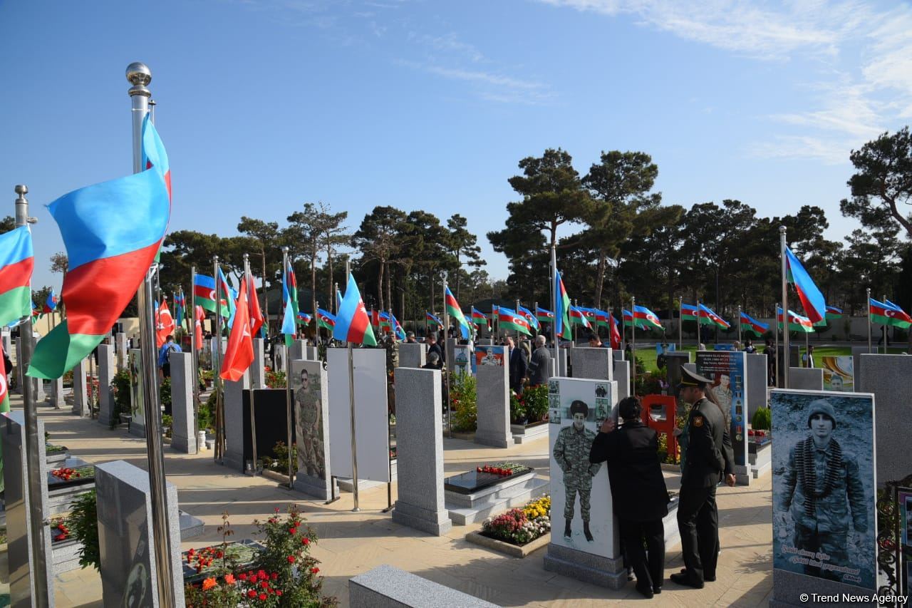 Azerbaijani people honor memory of second Karabakh war Martyrs (PHOTO)