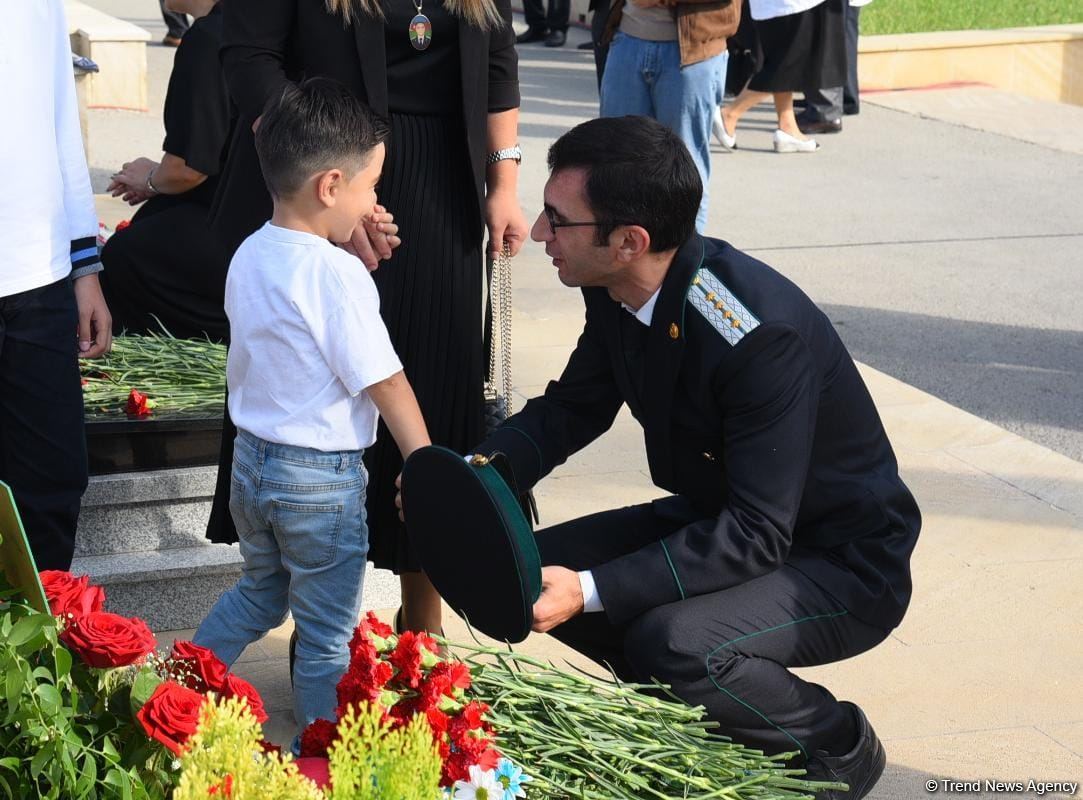 Azerbaijani people honor memory of second Karabakh war Martyrs (PHOTO)