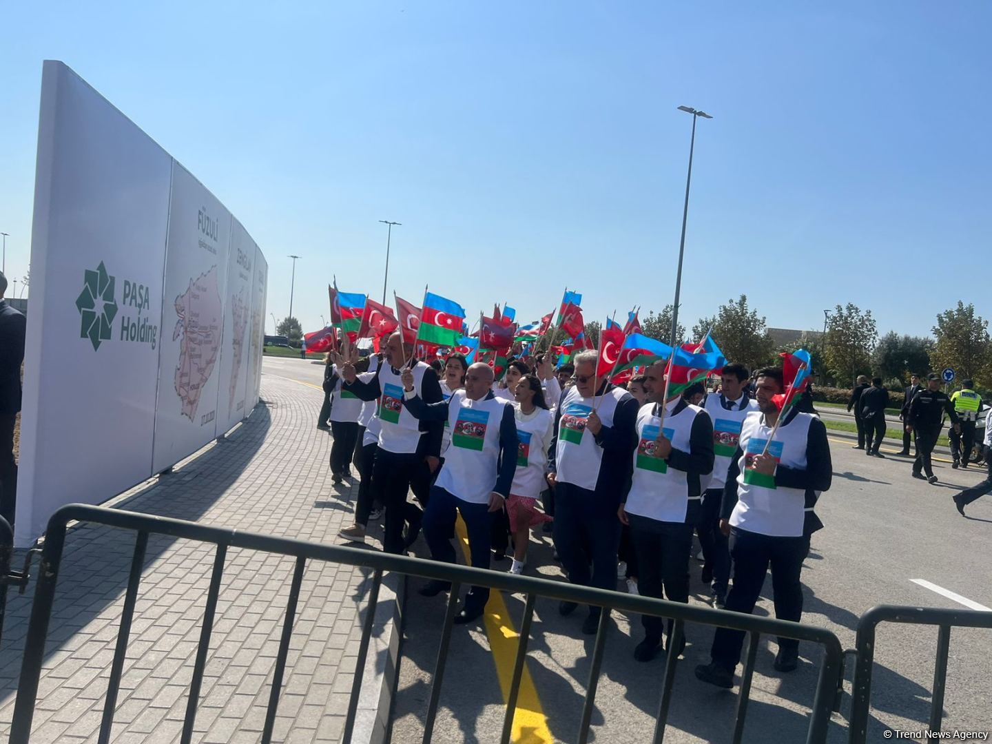 Milli Məclisin deputatları, rəsmi şəxslər Bakıda inşası davam etdirilən Zəfər parkını ziyarət edir (FOTO/VİDEO)