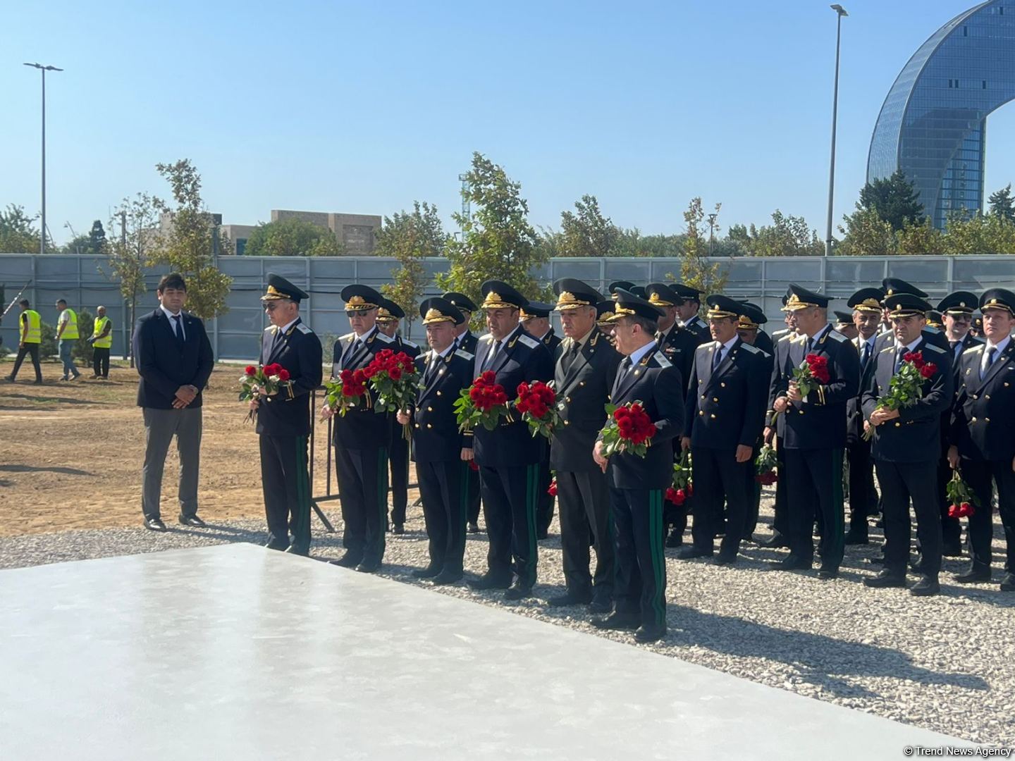 Milli Məclisin deputatları, rəsmi şəxslər Bakıda inşası davam etdirilən Zəfər parkını ziyarət edir (FOTO/VİDEO)