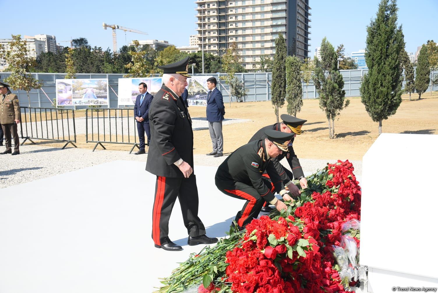Государственные и общественные деятели Азербайджана продолжают посещать Парк Победы (ФОТО)