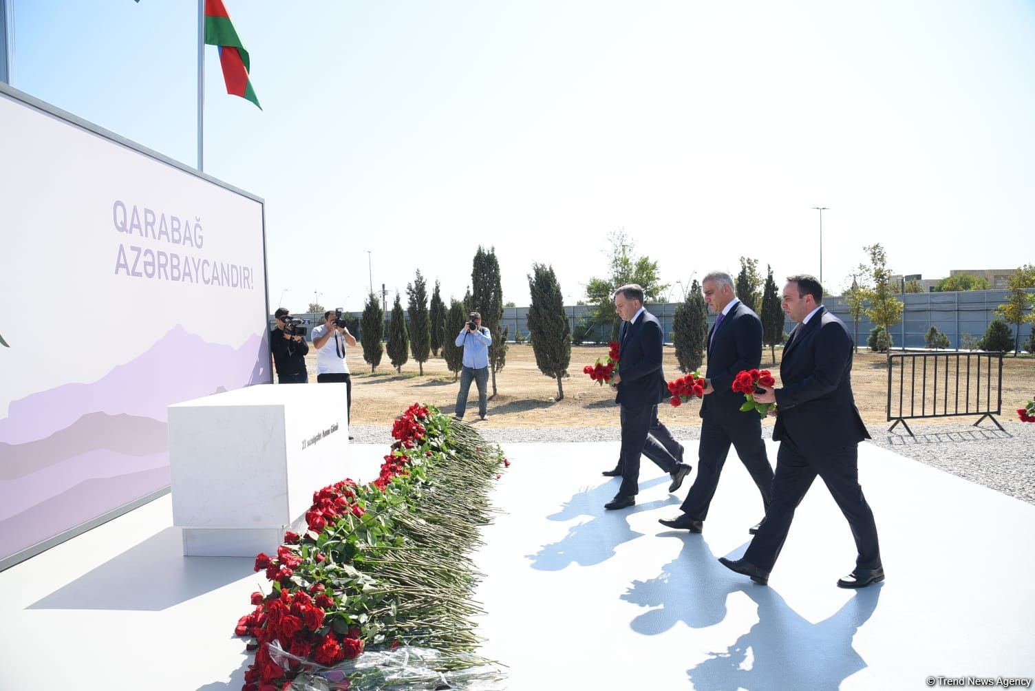 Государственные и общественные деятели Азербайджана продолжают посещать Парк Победы (ФОТО)