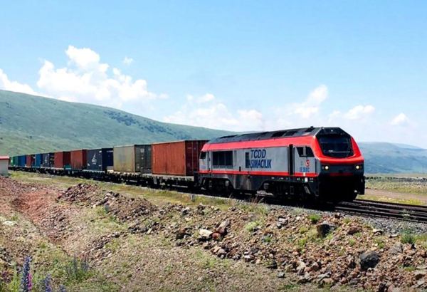 Azerbaijan introduces big discounts on railway transportation for Turkish carriers