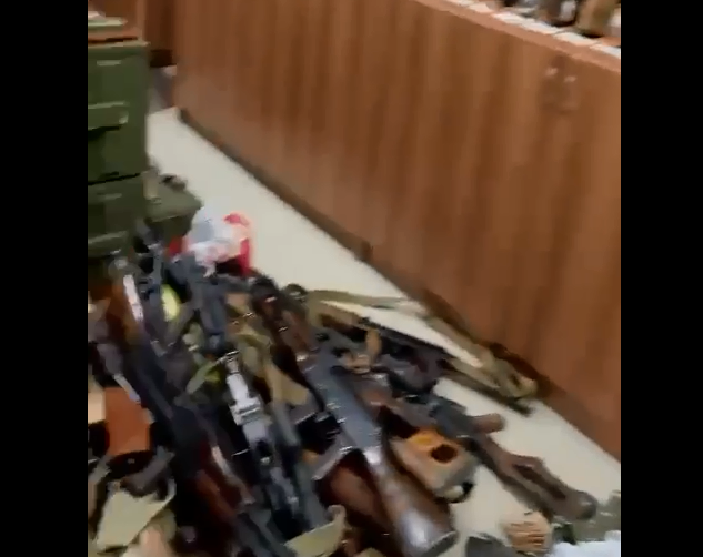 So-called “police” of separatists, abandons weapons in Khankendi, leaves Karabakh (VIDEO)