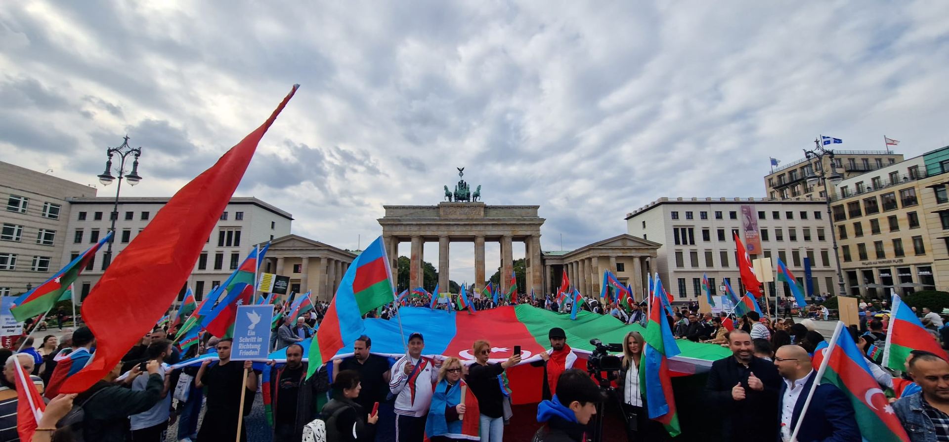 Проживающие в Германии азербайджанцы проводят мирную акцию протеста (ФОТО/ВИДЕО)
