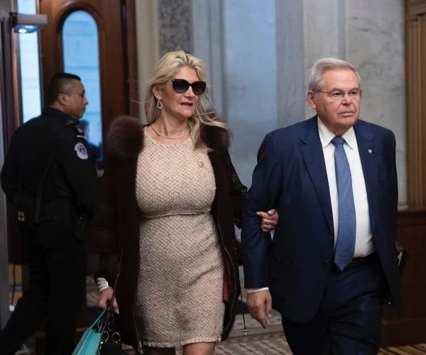 Korrupsioner senator Menendez həyat yoldaşının törətdiyi qətli ört-basdır etdi - ABŞ-də yeni qalmaqal