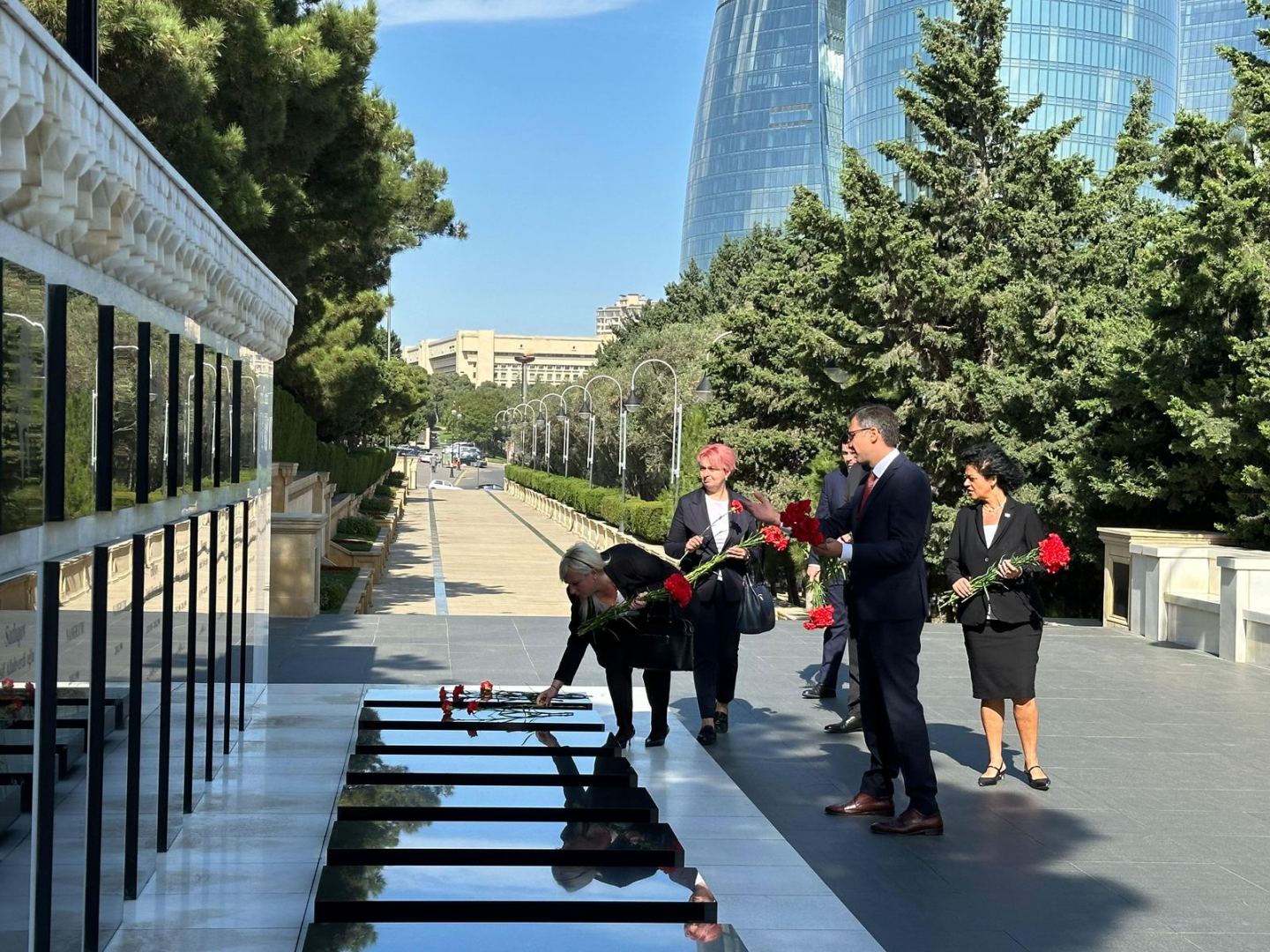 Делегация парламента Грузии посетила Аллею шехидов в Баку (ФОТО)