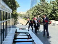 Делегация парламента Грузии посетила Аллею шехидов в Баку (ФОТО)