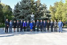 Делегация парламента Азербайджана посетила памятник Гейдару Алиеву в Бухаресте (ФОТО)