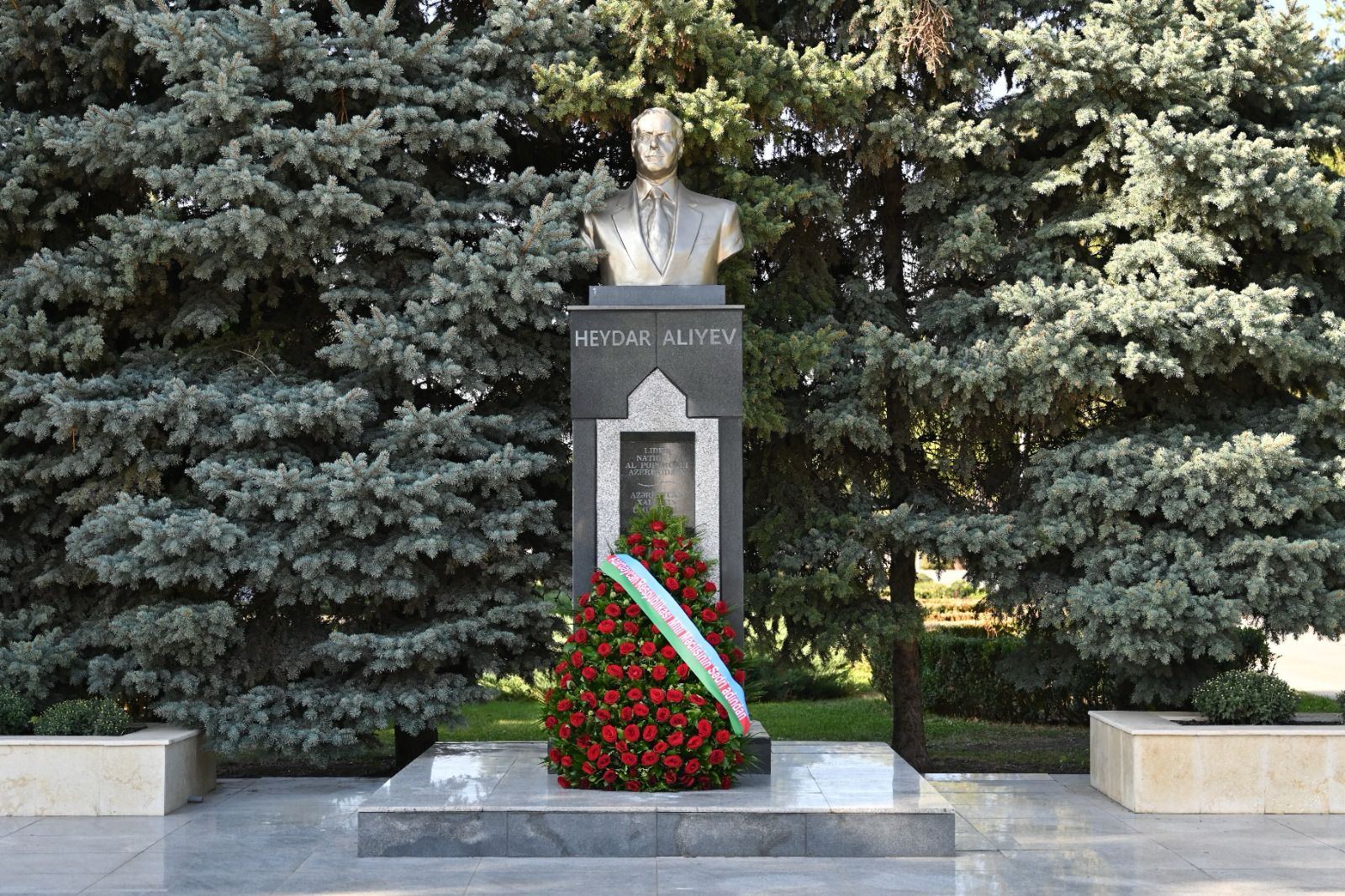 Делегация парламента Азербайджана посетила памятник Гейдару Алиеву в Бухаресте (ФОТО)